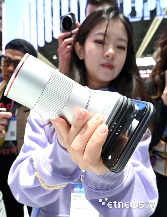 [포토] 악세서리 탈부착 가능한 스마트폰