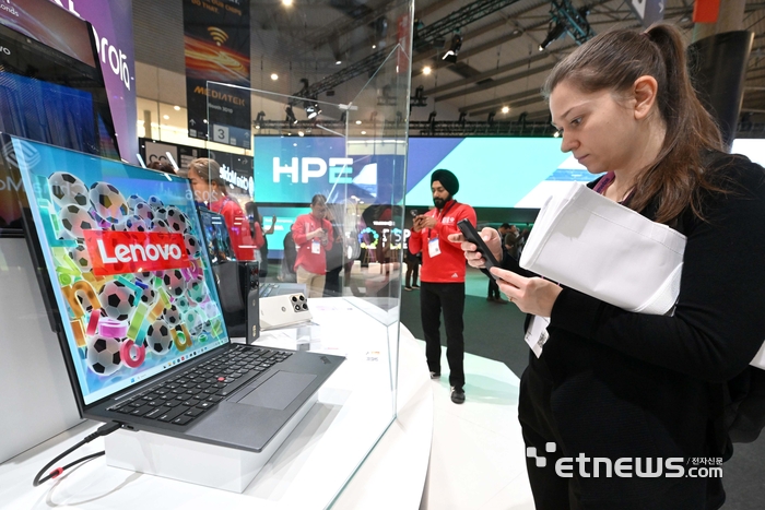 [포토] 레노버의 늘어나는 롤러블 노트북