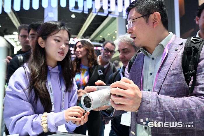 [포토] 스마트폰, 악세서리 하나로 카메라로