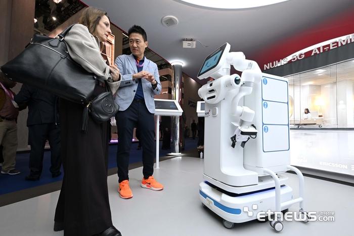 [포토] 5G 기반 이동형 병원 로봇