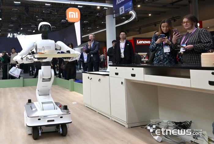 [포토] 서빙하는 휴머노이드 로봇