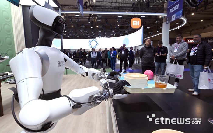 [포토] 서빙하는 휴머노이드 로봇