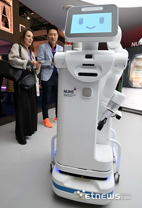 [포토] 5G 기반 이동형 병원 로봇