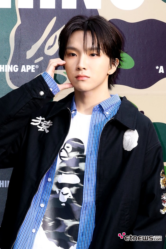 [ET포토] 보이넥스도어 운학, '무표정 볼하트'