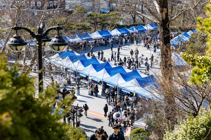 행사가 열리고 있는 한양대 한마당(사진=한양대)