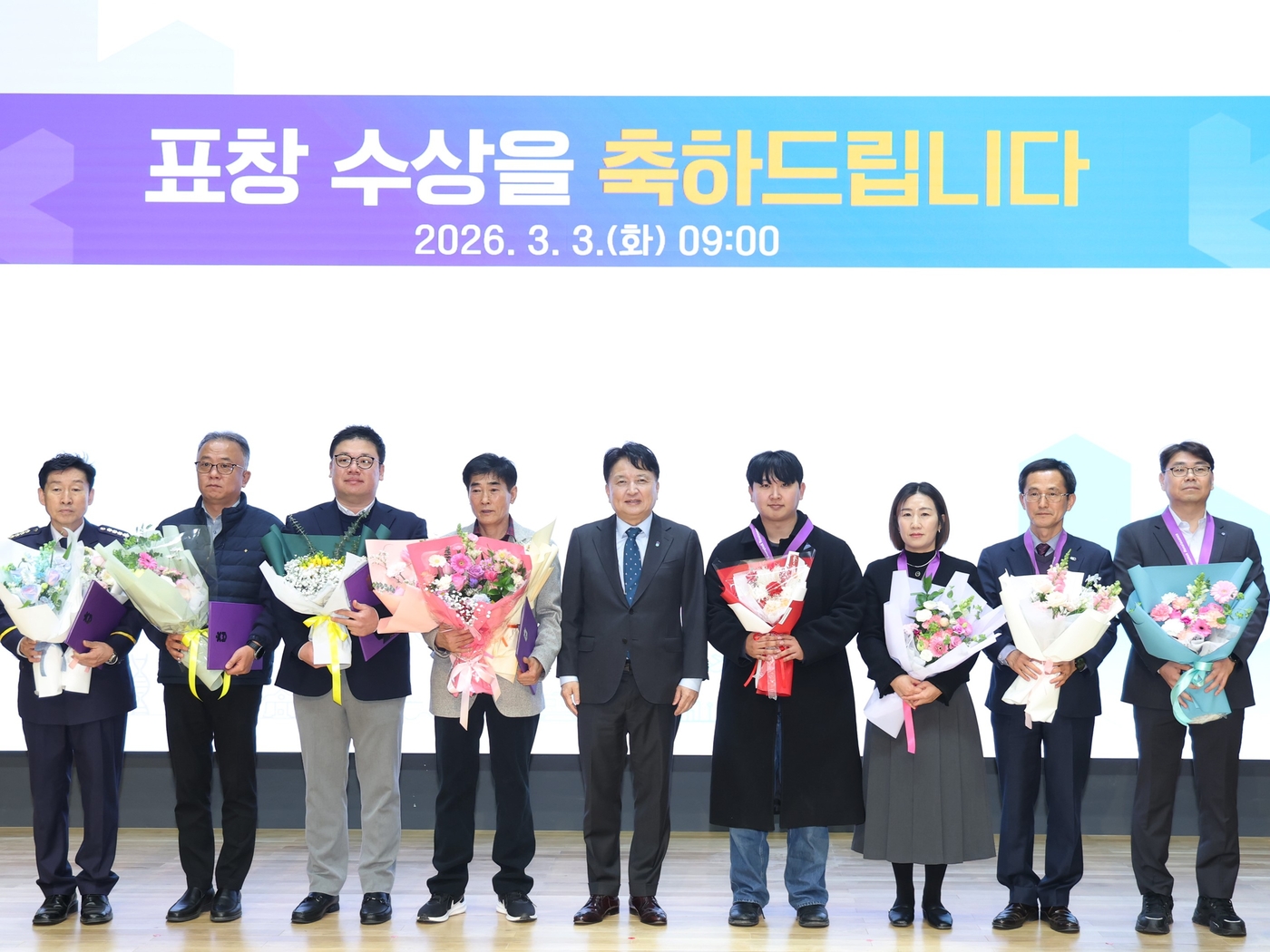 기념사진 촬영 중인 박동환 GC녹십자웰빙 생산본부장(왼쪽에서 두번째)