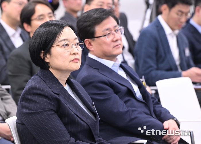 성장형 탄소중립 달성을 위한 기후테크 혁신 연합 출범식이 4일 서울 마포구 프론트원에서 열렸다. 한성숙 중소벤처기업부 장관과 김성환 기후에너지환경부 장관이 발표를 듣고 있다.  박지호기자 jihopress@etnews.com