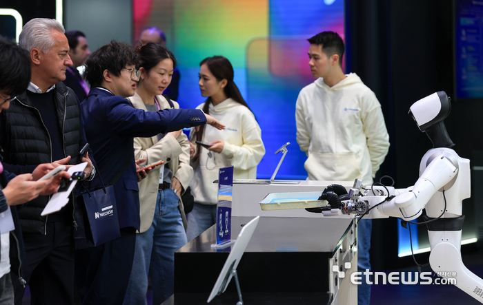 [포토] 서빙하는 휴머노이드 로봇