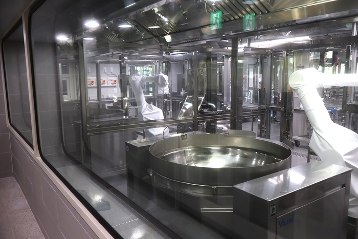 수원의 한 초등학교에 설치된 유일로보틱스의 조리 로봇 시스템