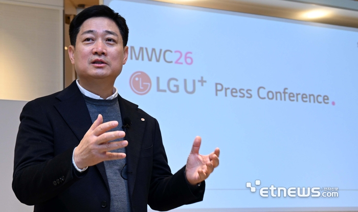 [포토] MWC26 기자간담회에서 발표하는 홍범식 LG유플러스 대표 - 뉴스 썸네일 이미지