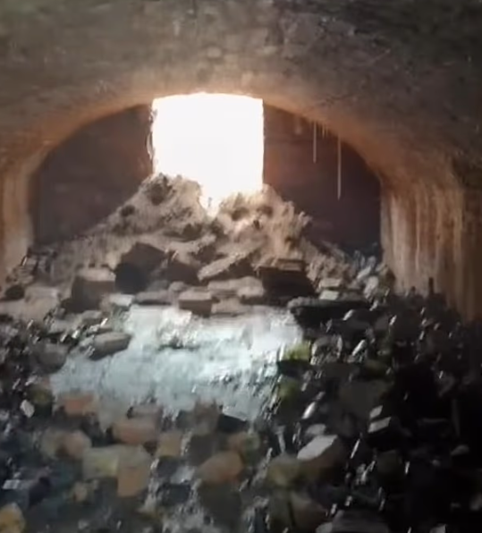 영국의 한 골프장에서 발견된 싱크홀에서 19세기 자취를 감췄던 대형 저택의 와인 보관 공간이 모습을 드러내 관심이 쏠리고 있다. 사진=데일리메일