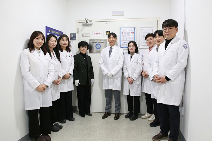 안전관리 우수연구실 현판식 기념촬영.