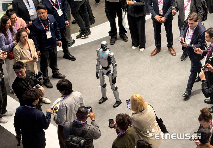 [포토] 휴머노이드 로봇 시선집중