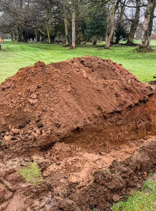 영국의 한 골프장에서 발견된 싱크홀에서 19세기 자취를 감췄던 대형 저택의 와인 보관 공간이 모습을 드러내 관심이 쏠리고 있다. 사진=데일리메일