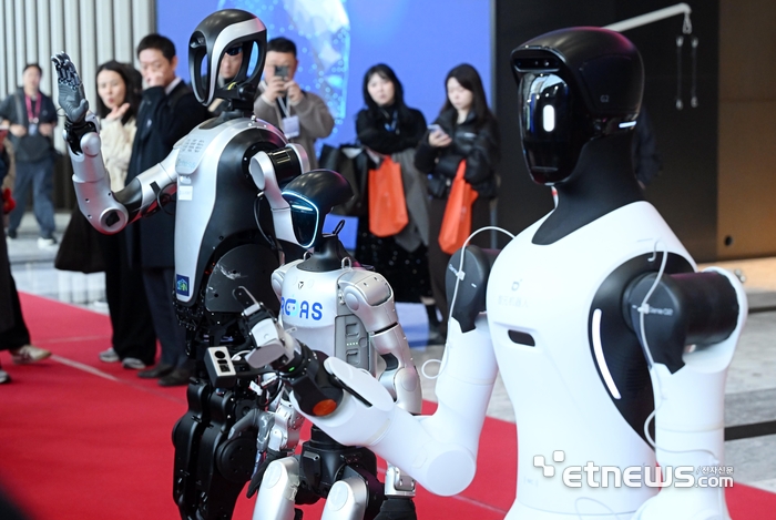 아시아 대표 제조 혁신 전시회 '2026 스마트공장·자동화 산업전(AW 2026)'이 4일 서울 강남구 코엑스에서 열렸다. 중국의 로봇 기업 레주로보틱스의 쿠아보(왼쪽부터), 유니트리의 G1, 에이지봇의 G2가 참관객을 향해 손 흔들고 있다.
이동근기자 foto@etnews.com