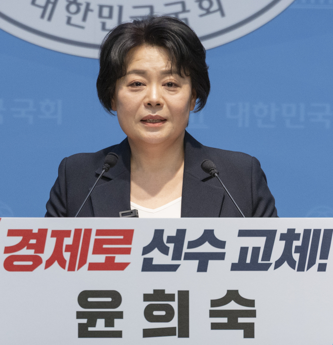 국민의힘 윤희숙 전 혁신위원장이 4일 국회 소통관에서 서울시장 후보 출마 기자회견을 하고 있다. 연합뉴스