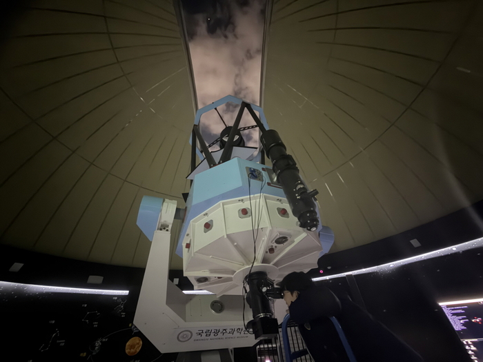 행사 참가자가 1.2m 망원경으로 개기월식을 관측하고 있다.