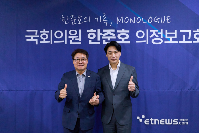 경기지사 선거에 출마한 한준호 국회의원(오른쪽)과 염태영 국회의원이 기념 촬영했다.