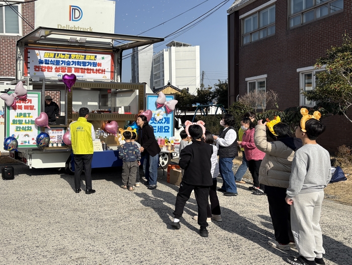 농림식품기술기획평가원은 새 학기를 맞이하여 자매결연을 맺은 아동복지시설 강진자비원의 입소 아동들을 위해 '희망 나눔 간식차' 후원 행사를 진행했다