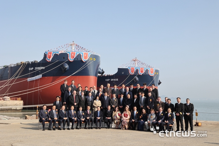 안종혁 한국수출입은행 전무(앞줄 오른쪽에서 첫 번째)와 김광호 대한조선 회장(앞줄 왼쪽에서 일곱 번째)이 5일 전남 해남 대한조선에서 열린 준대형 원유운반선 명명식에서 기념 촬영하고 있다. [사진= 수출입은행 제공]