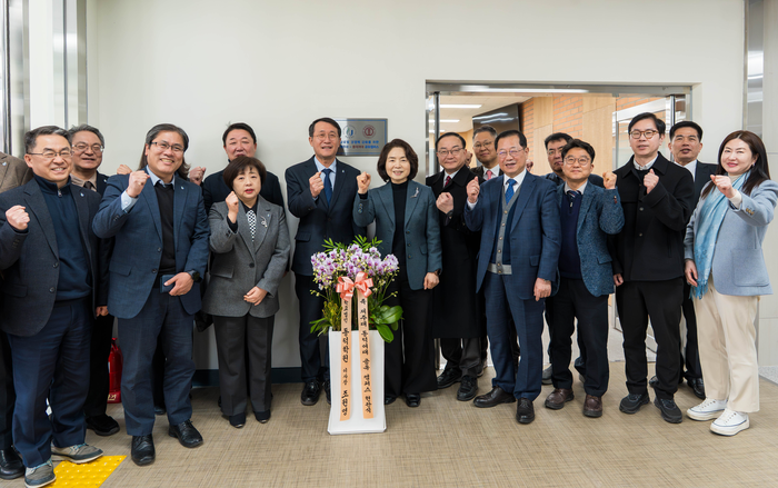 동덕여자대학교는 제주대학교와 함께 지난달 19일 제주대 산학협력관에서 '공유캠퍼스' 현판식을 개최하고 본격적인 출범을 알렸다(사진=동덕여대)