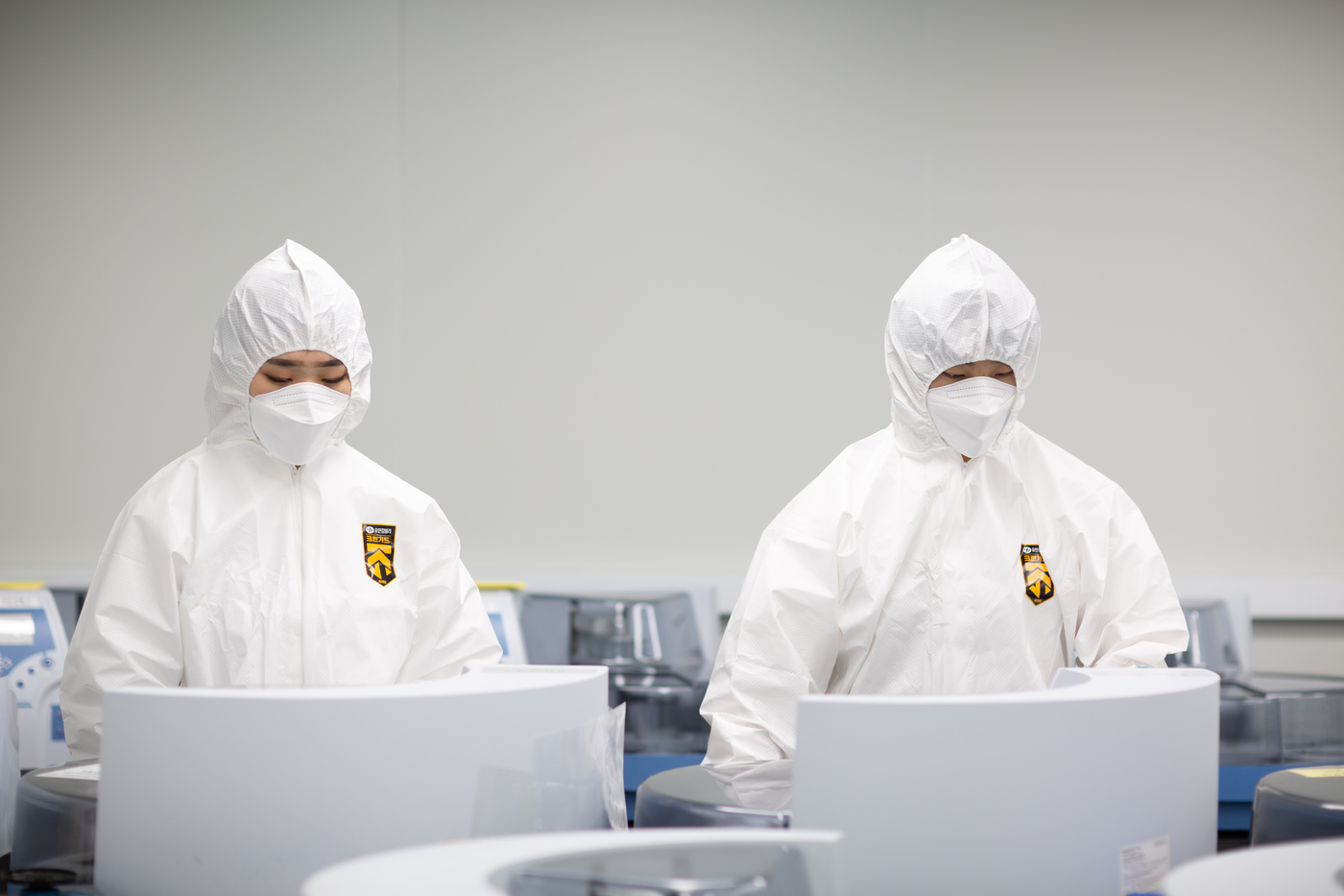 SCL 검사실에서 COVID-19 검사를 수행하는 모습.