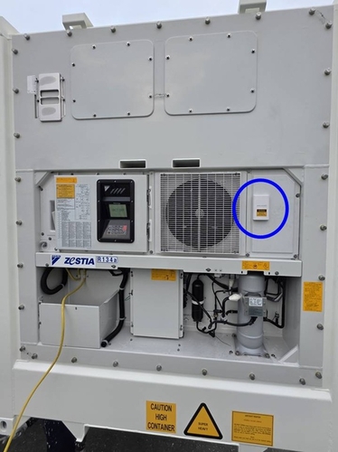 IoT 관제 장비를 탑재한 냉동컨테이너 후면