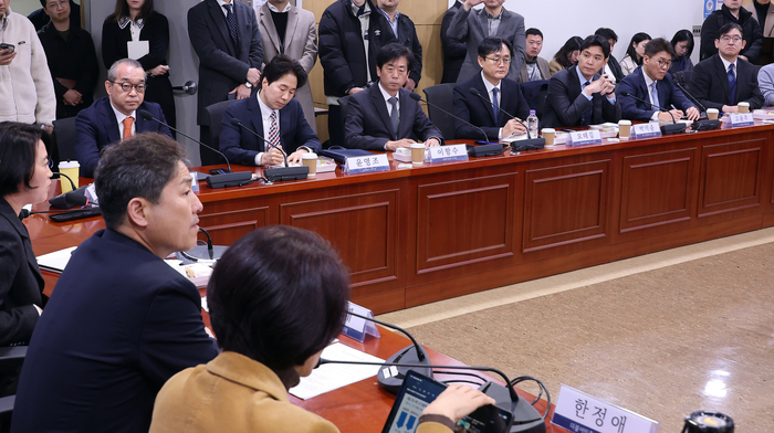 5일 국회 의원회관에서 열린 중동 현안 관련, 더불어민주당-재계 긴급 간담회에서 재계 참석자들이 자리하고 있다. 왼쪽부터 정인섭 한화오션 사장, 윤영조 삼성전자 부사장, 이항수 현대자동차 부사장, 오태길 HD현대오일뱅크 부사장, 박석중 SK 경영경제연구소장, 고윤주 LG 글로벌전략개발원장, 안영모 GS칼텍스 정책부문장.  연합뉴스