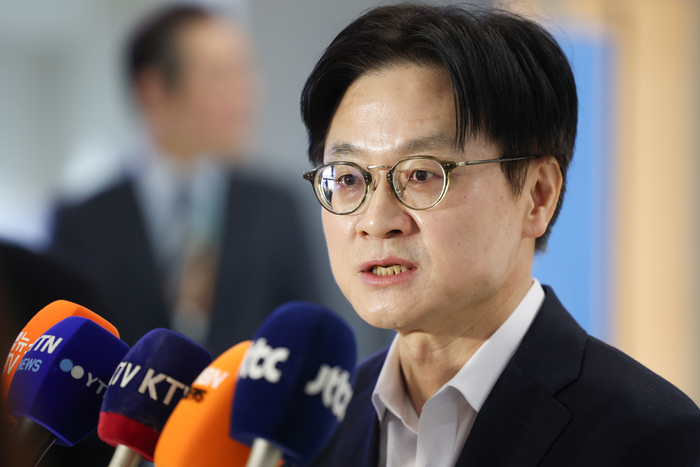 김정관 산업통상부 장관이 5일 인천국제공항을 통해 캐나다로 출국하며 취재진의 질문에 답하고 있다. 김 장관은 최대 60조원 규모의 캐나다 초계 잠수함 프로젝트(CPSP) 수주를 지원하기 위해 캐나다를 방문한다. 연합뉴스
