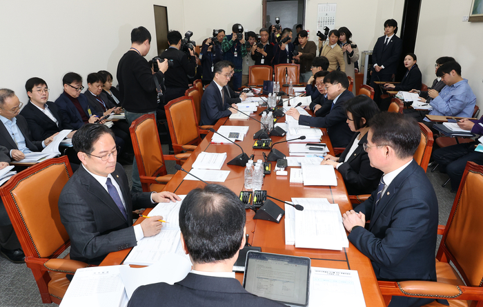 5일 국회에서 열린 대미투자특별법처리를위한특별위원회 법안소위원회 회의에서 여야 의원들이 '한미 전략적 투자 관리를 위한 특별법안'을 심의하고 있다. 연합뉴스