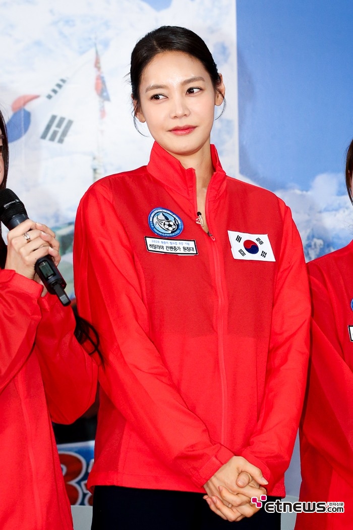 [ET포토] 안현모, '레드가 멋진 싱글'