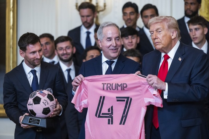 5일(현지시간) 미국 워싱턴DC 백악관에서 미국 프로축구팀 인터 마이애미 소속의 (왼쪽부터) 리오넬 메시 선수, 조지 마스 구단주, 도널드 트럼프 미국 대통령이 기념 사진을 찍고 있다. 사진=EPA연합뉴스