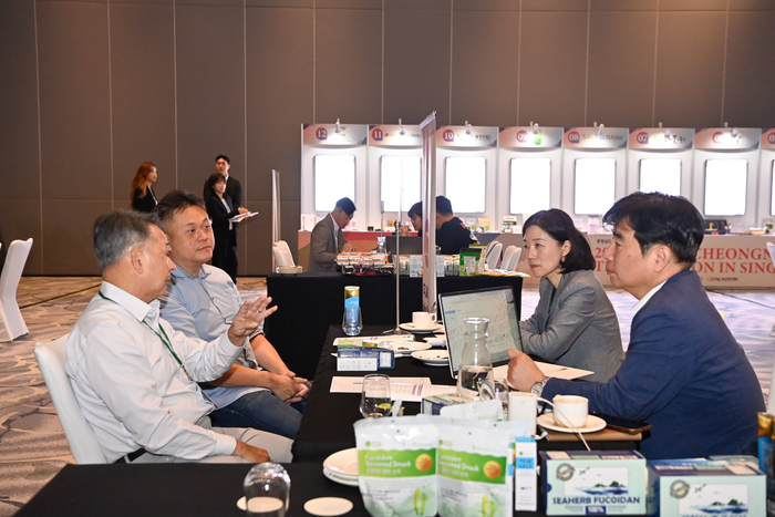 이번 싱가포르 수출 상담회에는 천안·공주·홍성·태안 등 12개 시군에서 김과 건강식품, 식음료, 화장품 등 소비재를 생산 중인 25개 기업이 참가했다.