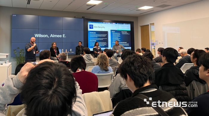 미국 시애틀에서 진행된 워싱턴기술산업협회(WTIA) 창업가 양성 프로그램에서 현지 전문가 및 창업가들이 참여하는 패널 토크가 진행되고 있다