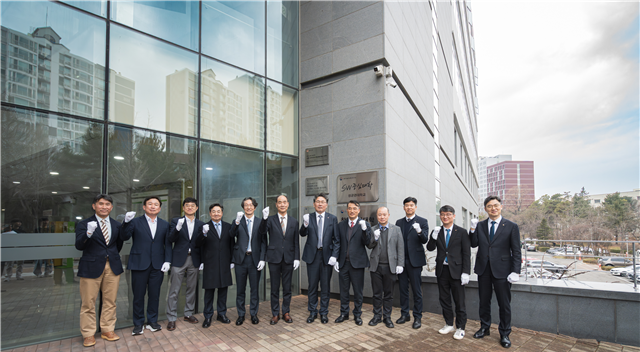 한화시스템 공동 R&D 센터 현판식 단체사진을 촬영하고 있다.(사진=성균관대)