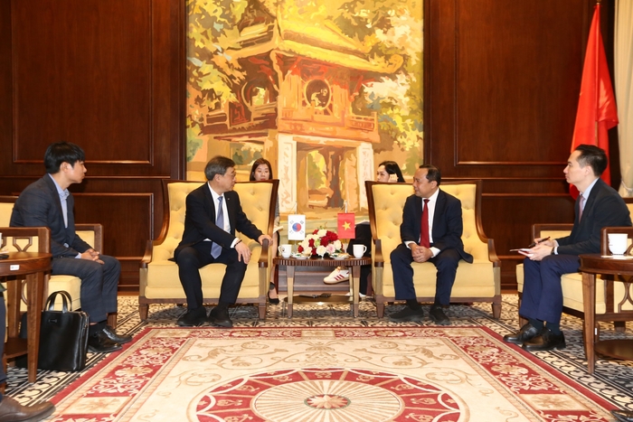 박윤규 정보통신산업진흥원 원장(왼쪽에서 두번째), 부 하이 꾸안 베트남 과학기술부 상임 차관(오른쪽에서 두번째)