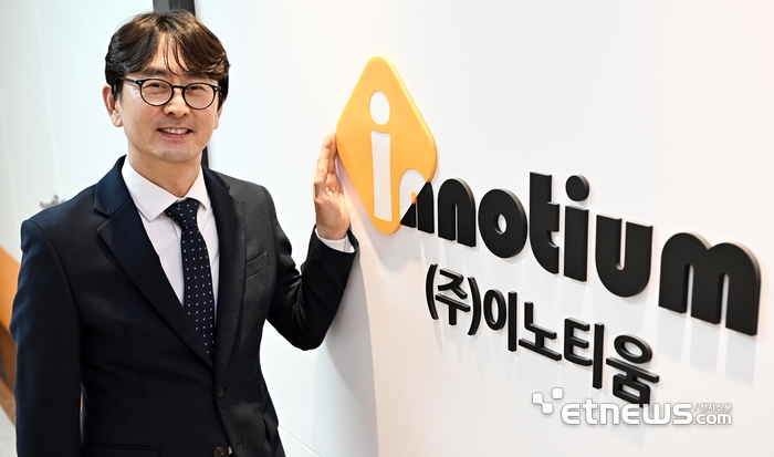 김종필 이노티움 대표가 전자신문과 인터뷰 후 사진촬영을 하고 있다.  이동근기자 foto@etnews.com