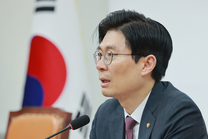 국민의힘 인재영입위원장인 조정훈 의원이 6일 국회에서 3차 영입 인재를 발표하고 있다. 연합뉴스