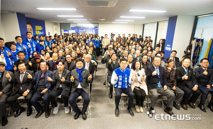 최원용 더불어민주당 평택시장 예비후보가 7일 선거사무소를 개소하고 기념 촬영했다.