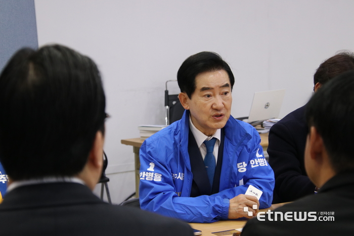 안병용 더불어민주당 의정부시장 예비후보가 7일 지역 기업인들로부터 공개 지지를 받고 대화하고 있다.