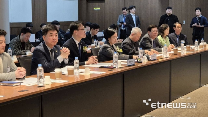 김병욱 성남시장 예비후보(앞줄 왼쪽 두 번째)가 6일 성남 판교테크노밸리 이노비즈협회에서 열린 '방산 분야 진입장벽 완화 및 글로벌 방산시장 개척 방안 논의' 행사에 참석했다.