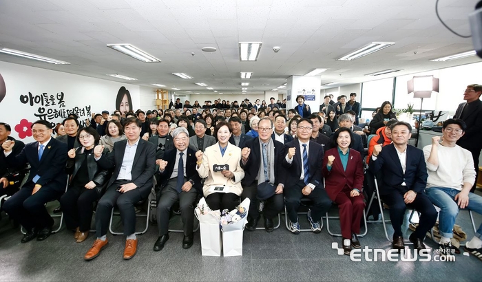 유은혜 경기도교육감 예비후보(앞줄 오른쪽 여섯 번째)가 7일 수원 마라톤빌딩에 선거사무소를 열고 기념 촬영했다.