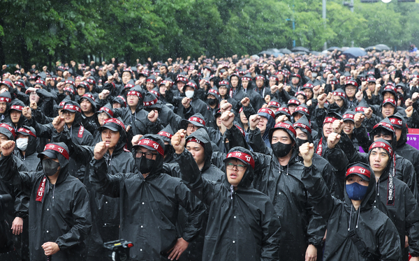 2024년 7월 삼성전자 화성사업장 앞에서 열린 전국삼성전자노동조합 총파업 결의대회에서 조합원들이 구호를 외치고 있다. (사진=연합뉴스)