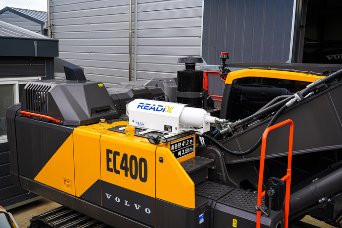 레디로버스트머신 'READi X'를 장착한 굴착기.