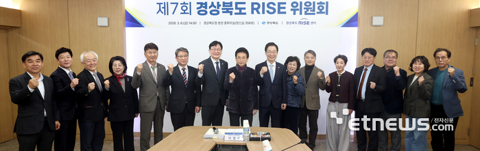 경북도가 경북 라이즈(RISE) 위원회를 개최하고 '경북 글로컬대학 모델로 AI 중점대학과 항공·방산·바이오 전략산업 중점대학 등 3개 트랙 5개교'를 최종 선정했다