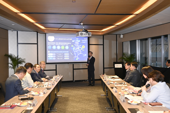 김태흠 충남도지사가 6일 스위소텔 더 스탬포드 호텔에서 화교 기업인·투자자들에게 천안아산 다목적 돔구장 프로젝트를 설명하고 있다.