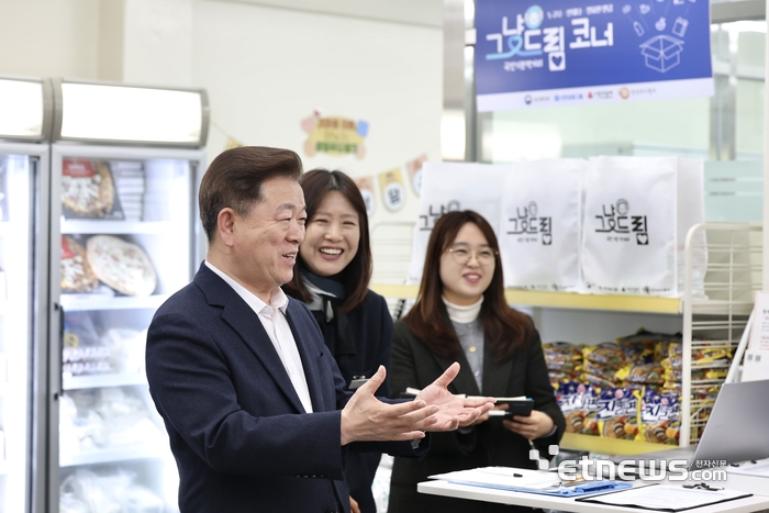 박승원 광명시장(왼쪽)이 6일 오후 먹거리 지원 사업장인 광명푸드뱅크마켓센터를 찾아 운영 실태 등을 점검했다.