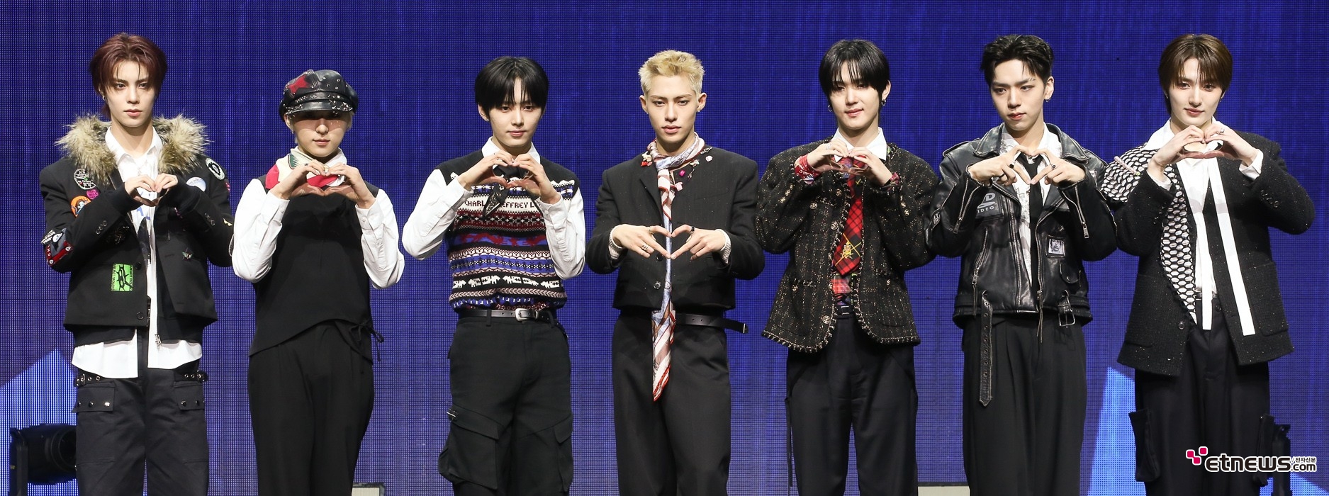 [ET포토] 누에라, '긴장 푸는 하트'