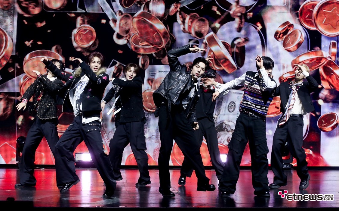 [ET포토] 누에라, '쏟아지는 코인을 배경으로'