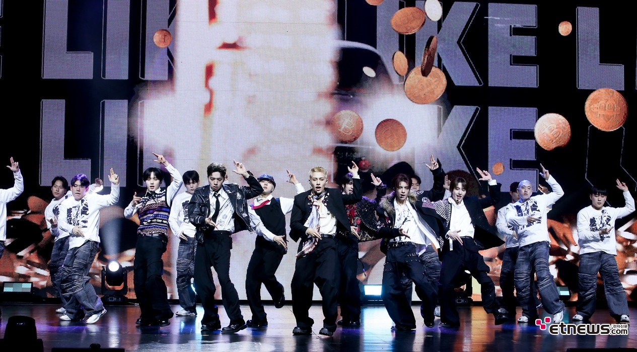 [ET포토] 누에라, '스케일 커진 무대'